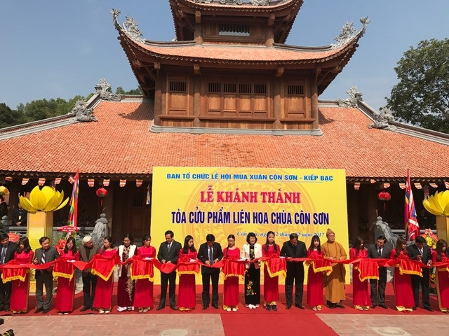 Phó Chủ tịch nước Đặng Thị Ngọc Thịnh cắt băng khánh thành tòa Cửu phẩm Liên hoa.