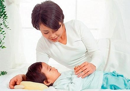 Mẹ hát ru con ngủ.                                             