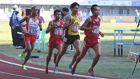 Dùng chiến thuật núp gió, Nguyễn Văn Lai đã đánh bại "gọng kìm" của đôi VĐV Thái-lan và giành cú đúp ở hai cự ly 5.000 mét và 10.000 mét. (Ảnh: Dân Trí)