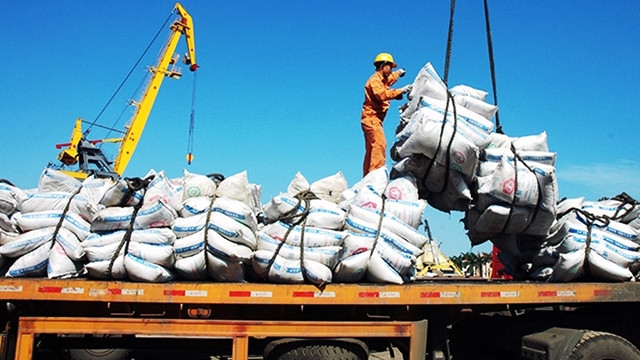 Nhiều chuyên gia, doanh nghiệp nhận định, đối với Việt Nam, CPTPP có ý nghĩa lớn về thương mại, đầu tư và mặt thể chế. Trong ảnh: Xuất nhập khẩu hàng hóa tại cảng Hải Phòng.