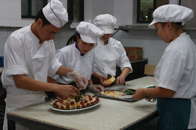 Giờ học thực hành chế biến món ăn tại Trường Trung cấp Kinh tế - Du lịch Hoa Sữa (Hà Nội). Ảnh: Nguyệt Ánh.