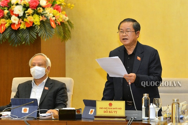 Phó Chủ tịch Quốc hội Đỗ Bá Tỵ phát biểu tại phiên họp.