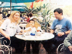 Nhiều cặp vợ chồng quốc tịch
nước ngoài nhận con nuôi là
trẻ em người Việt Nam.