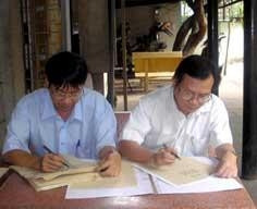 Nhà thơ Trương Nam Hương (trái)
và nhà văn Nguyễn Nhật Anh
đang viết thơ trên giấy dó.