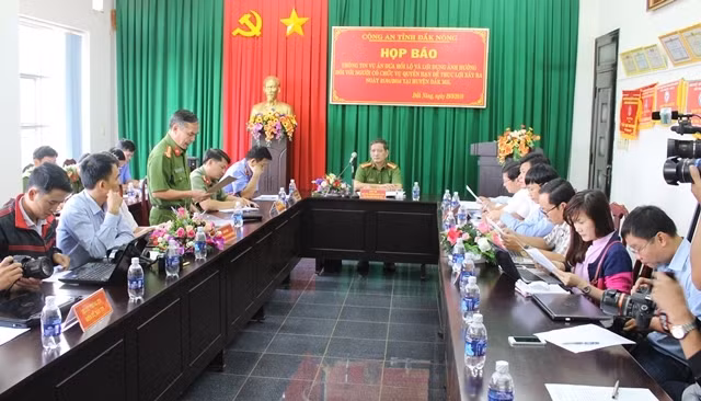 Công an tỉnh Đác Nông họp báo thông tin về vụ việc bắt Trần Minh Lợi và các bị can liên quan đến vụ việc đưa và nhận hối lộ.