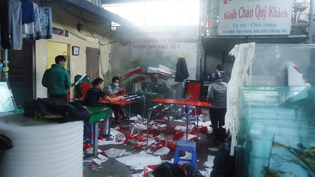 Cơ sở sản xuất nhôm kính của Công ty TNHH thương mại và xây dựng Vinh Nam, ở đội 7, thôn Ngọc Hồi, xã Ngọc Hồi (Thanh Trì, Hà Nội) gây ô nhiễm môi trường trong khu dân cư.