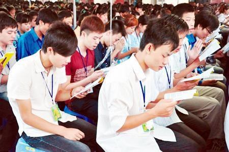 Sinh viên các trường đại học, cao đẳng tham dự khóa tu tại chùa Bằng A.