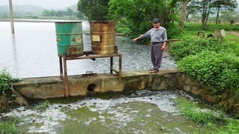 Người dân cho rằng nguồn nước xả thải gây ô nhiễm môi trường.