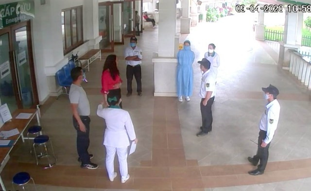 Ông Hùng (ngoài cùng bên trái) tại khu vực cấp cứu Bệnh viện Hoàn Mỹ Đà Lạt (ảnh từ camera an ninh của bệnh viện ghi lại)