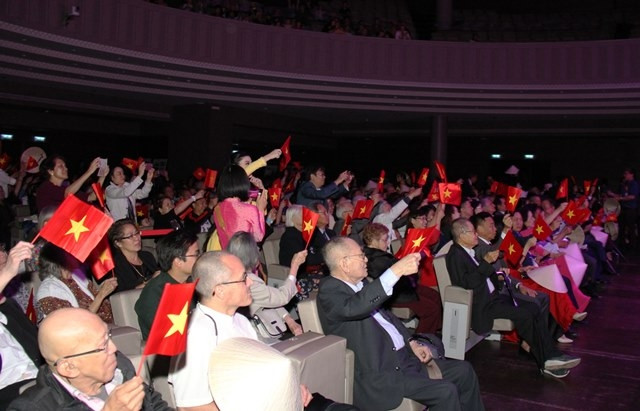 Các thế hệ Việt kiều tại Pháp hòa cùng những bài ca đầy tự hào về đất nước, về Chủ tịch Hồ Chí Minh.