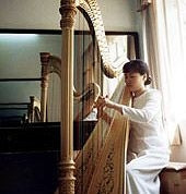 Mai Ý Nhi - nghệ sĩ duy nhất biểu diễn hạc cầm