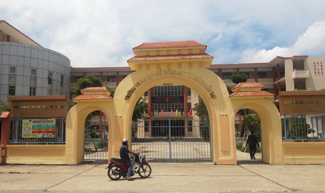 Trường THPT chuyên Huỳnh Mẫn Đạt.