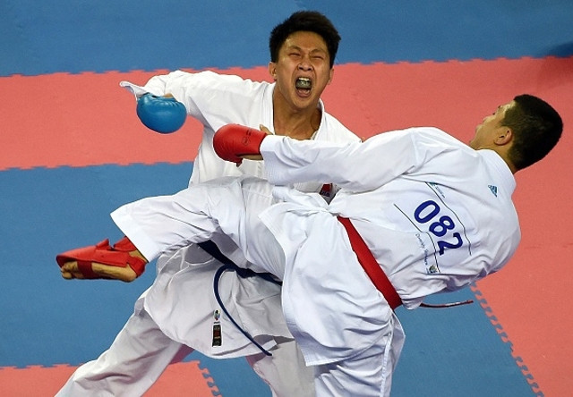 VĐV Nguyễn Minh Phụng (bên trái) để tuột chiếc HCĐ cho ka-ra-tê-đô Việt Nam.