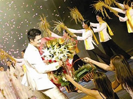 Ca sĩ - Người được hưởng lợi chính từ ca từ.