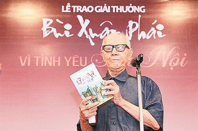 Nhà văn hóa Hữu Ngọc tại lễ trao giải thưởng. Ảnh: HÒA NGUYỄN