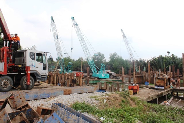 Tỉnh Bến Tre đang gấp rút hoàn thành đập tạm trên sông Ba Lai để ngăn mặn, trữ ngọt phục vụ sản xuất và sinh hoạt.