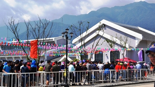Du khách xếp hàng đi cáp treo chinh phục đỉnh Phan Xi Păng ở Sa Pa (Lào Cai).