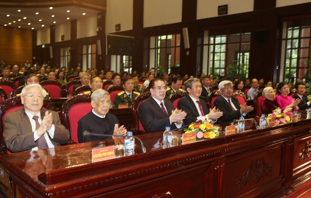 Tổng Bí thư Nguyễn Phú Trọng, Bí thư Quân ủy Trung ương và các đồng chí lãnh đạo, nguyên lãnh đạo Đảng, Nhà nước, Quân đội dự lễ kỷ niệm. Ảnh: TRÍ DŨNG (TTXVN)