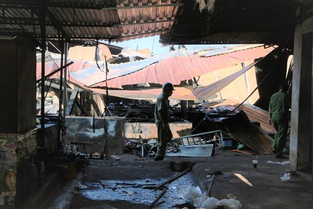 30 quầy ki-ốt, sạp bán các mặt hàng gia dụng đã bị cháy hoàn toàn.