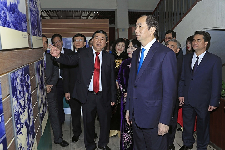 Chủ tịch nước Trần Đại Quang tham quan Phòng truyền thống của Bệnh viện Bạch Mai. Ảnh: NHAN SÁNG (TTXVN)