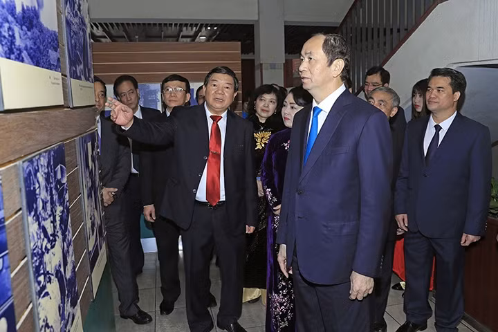 Chủ tịch nước Trần Đại Quang tham quan Phòng truyền thống của Bệnh viện Bạch Mai. Ảnh: NHAN SÁNG (TTXVN)