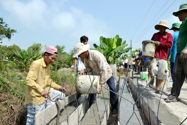 Người dân xã Nhơn Ninh, huyện Tân Thạnh tham gia xây cầu nông thôn.