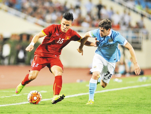 Quế Ngọc Hải (áo đỏ) trở lại ấn tượng sau án treo giò. Ảnh trong bài | Trần Hải