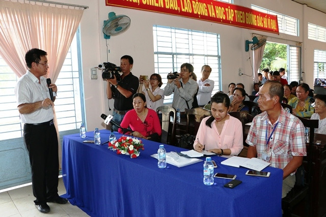 Ông Trần Phong, Cục trưởng Cục môi trường phía nam (Bộ Tài nguyên và Môi trường) trả lời trước người dân.