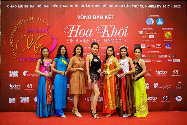 Các thí sinh trước giờ bước vào phần thi của mình.