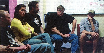 Michael Moore (thứ hai từ phải) và những nhân vật trong Sicko.