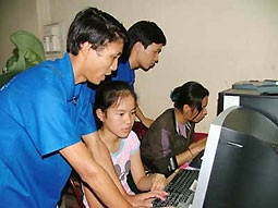 Thanh niên tình nguyện hướng dẫn
tin học cho các bạn trẻ Việt kiều.