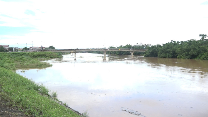 Nước trên sông Bưởi đang lên nhanh.