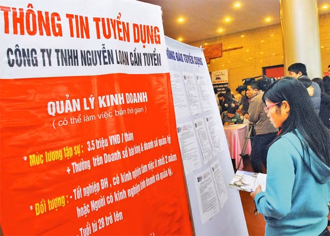 Các bạn trẻ Thủ đô tìm hiểu thông tin tuyển dụng tại Ngày hội việc làm. Ảnh | Trần Hải