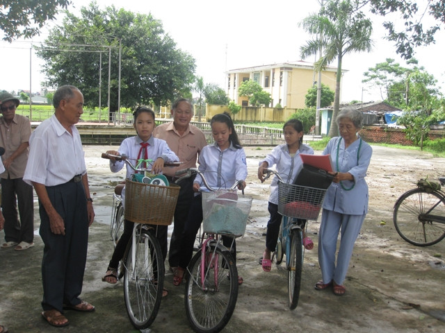 Các cụ cao tuổi trong làng luôn quan tâm đến tình hình học tập của các cháu trong thôn.