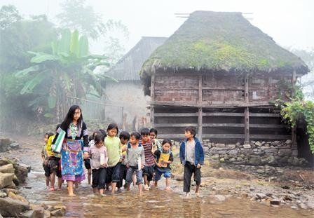 Một trong những công việc thường ngày của cô giáo vùng cao. Ảnh: ÐỨC KỲ