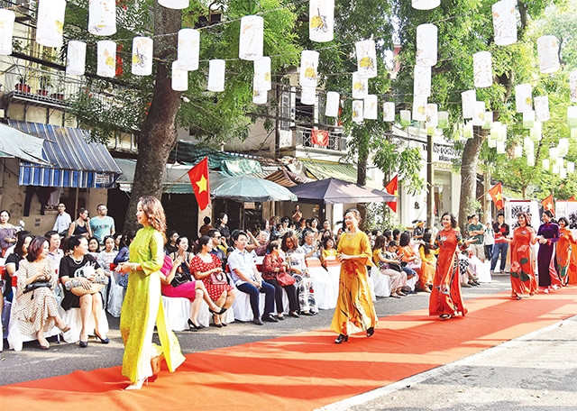 Phố bích họa Phùng Hưng đã trở thành không gian quen thuộc cho những sự kiện giao lưu văn hóa lớn của Thủ đô. Ảnh: MINH HÀ