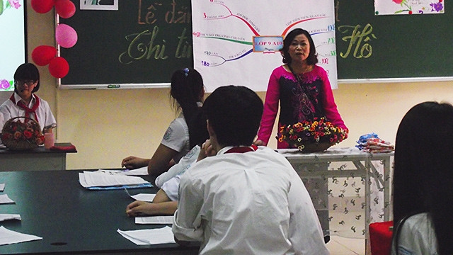 Hiện nay, giáo viên là ngành nghề thu nhập không cao nhưng lại phải chịu nhiều áp lực.