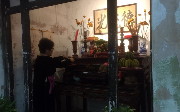 Nghệ nhân Ánh Tuyết bày đồ lễ tượng trưng cho Tết Đoan Ngọ.