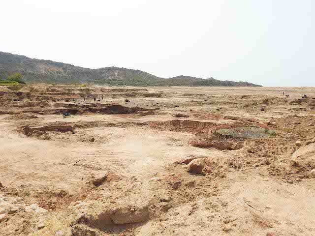 Hồ Ông Kinh, xã Nhơn Hải, huyện Ninh Hải (Ninh Thuận) có dung tích thiết kế 800 nghìn m3 nước cung cấp nước sản xuất cho hơn 200 ha trồng nho, hành, tỏi đã cạn trơ đáy nhiều tháng qua 