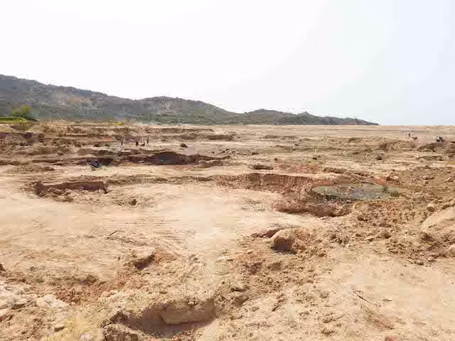 Hồ Ông Kinh, xã Nhơn Hải, huyện Ninh Hải (Ninh Thuận) có dung tích thiết kế 800 nghìn m3 nước cung cấp nước sản xuất cho hơn 200 ha trồng nho, hành, tỏi đã cạn trơ đáy nhiều tháng qua 