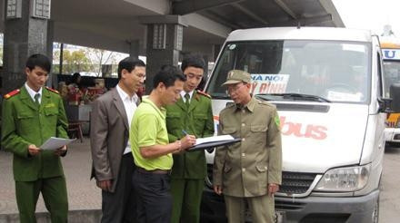 Công an phường Trần Hưng Ðạo (TP Thái Bình) tổ chức ký cam kết tới chủ sử dụng phương tiện tại bến xe Thái Bình.