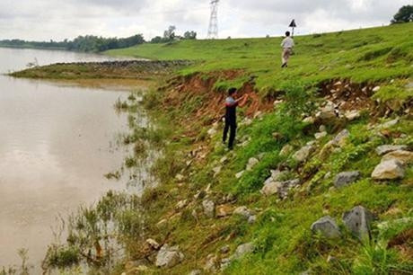 Trên tuyến đê tả sông Chu thuộc xã Thiệu Tiến, (Thiệu Hóa, Thanh Hóa) xuất hiện vết sụt lở nghiêm trọng. Ảnh: ANH TUẤN