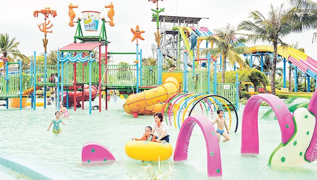 Khách du lịch tham gia các trò chơi tại Khu du lịch, vui chơi giải trí, đô thị sinh thái Tuần Châu. Ảnh: ÐĂNG ANH