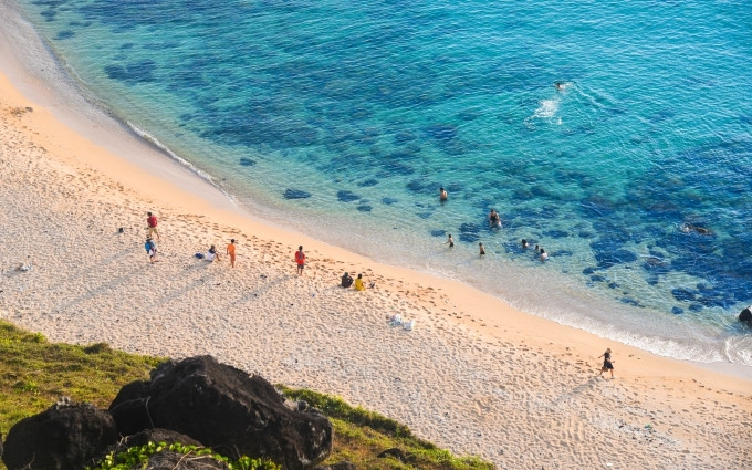 Bãi Nhỏ với làn nước biển trong vắt.