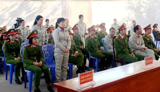 Các đối tượng tại phiên tòa xét xử sơ thẩm.