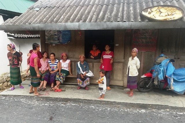 Vận động người dân ở bản Huồi Ngôi sáp nhập bản.