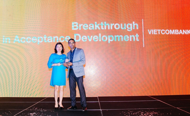 Vietcombank nhận các giải thưởng của Tổ chức thẻ quốc tế Visa và MasterCard