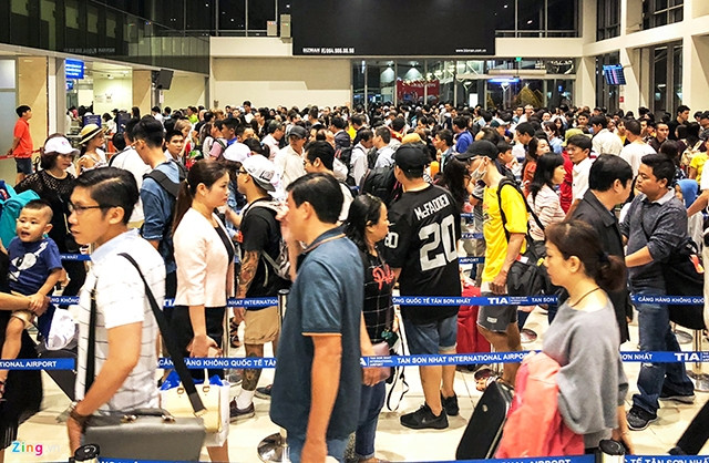 Ùn tắc và chen chúc đã trở thành “chuyện thường ngày” tại các sân bay lớn như Tân Sơn Nhất. Ảnh: LIÊU LÂM