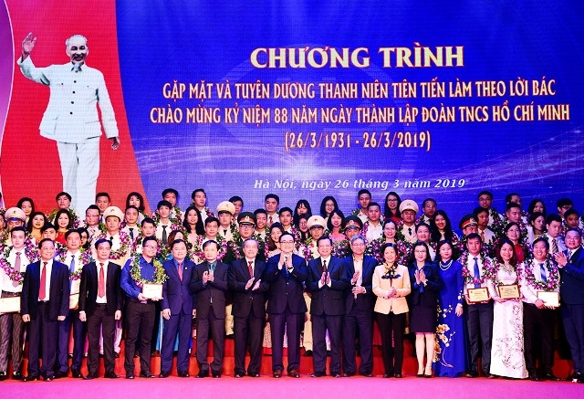 Các đồng chí lãnh đạo Đảng, Nhà nước với các gương thanh niên tiên tiến làm theo lời Bác. (Ảnh: DUY LINH)