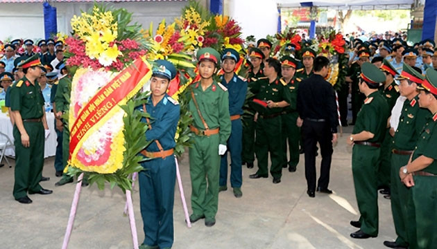 Đồng đội, người thân và hàng nghìn người dân đến viếng Đại tá Trần Quang Khải.